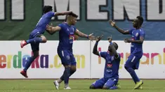 Gelandang Arema FC, Makan Konate, merayakan gol ke gawang Bhayangkara FC pada laga perempat final Piala Presiden 2019 di Stadion Patriot, Bekasi, Sabtu (30/3). Bhayangkara kalah 0-4 dari Arema. (Bola.com/Yoppy Renato)