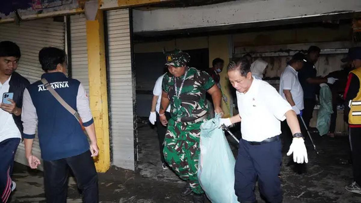 Aksi Kiran Cucu Presiden Sukarno Ikut Bersih-bersih Sungai Tukad Bali Pasca-banjir