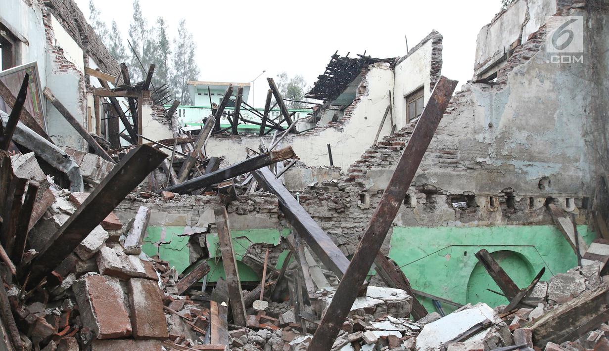 Reruntuhan bangungan SMPN 32 Pekojan Jakarta Barat yang roboh pada Kamis (21/12). Bangunan di Jalan Perniagaan, Kecamatan Tambora, Jakarta Barat ini dibuat tahun 1880. (Liputan6.com/Herman Zakharia)