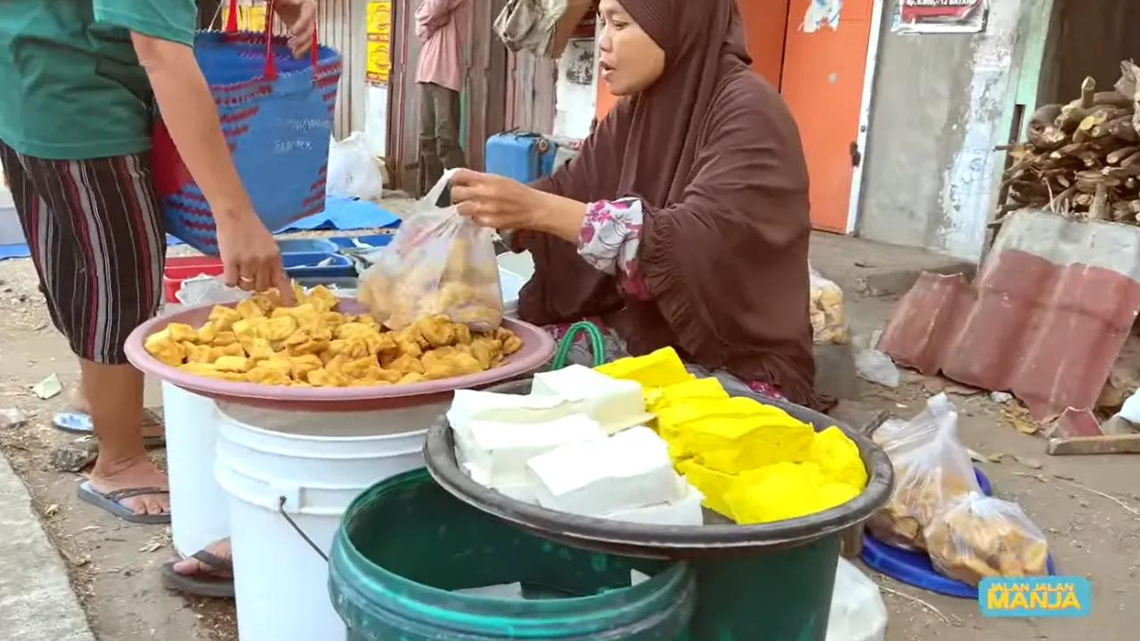 Setelah memberi makan Kambing peliharaannya dan mengambil telur Bebek, Isa Bajaj kemudian melanjutkan aktivitasnya belanja ke pasar. Isa tak sendiri, dia ditemani sang istri tercinta belanja ke pasar.