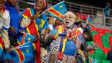 Suporter Kongo saat mendukung tim nasional mereka dalam laga Kualifikasi Piala Dunia 2026 zona Afrika melawan Nigeria di Rabat, Maroko, Minggu (16/11/2025) waktu setempat. (AP Photo)