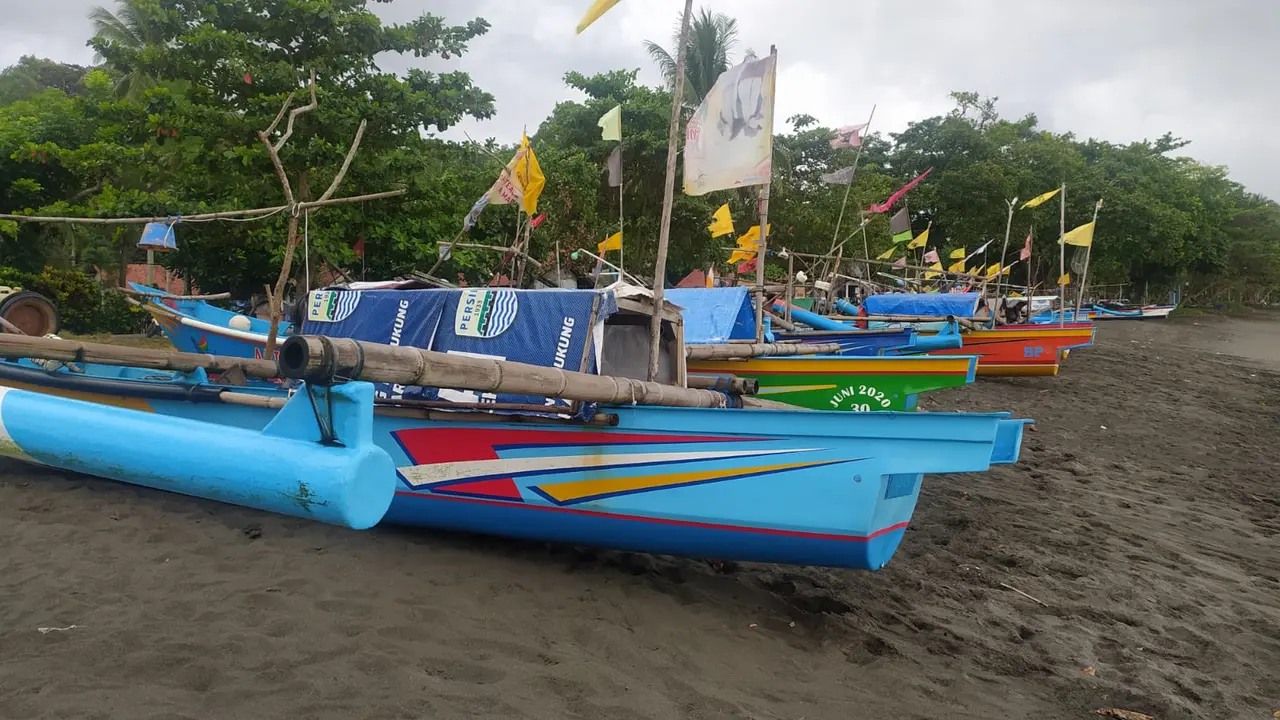 Deretan kapal-kapal berukuran kecil milik nelayan di sekitar kawasan pantai selatan Jawa Barat, tengah menepi sebelum berlayar.