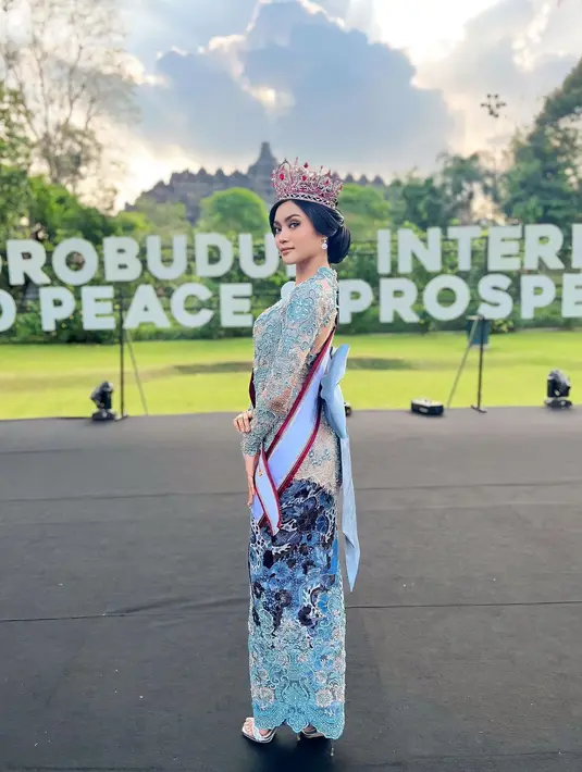 Dengan mahkotanya, Farhana Nariswari tampil lebih anggun dengan sanggul bawah khas Puteri Indonesia [@farhanariswari]