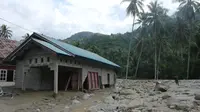 Kondisi rumah warga yang tertimbun lumpur dan batu di Desa Poi, Sigi setelah diterjang banjir dengan material lumpur dan batu pada 16 Mei, 2020 lalu. (Foto: Liputan6.com/ Heri Susanto).