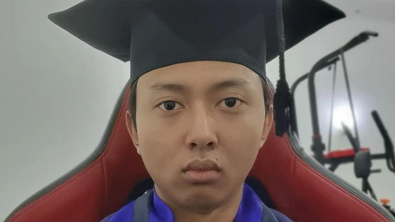 Lulus dari Universitas Dian Nuswantoro Semarang