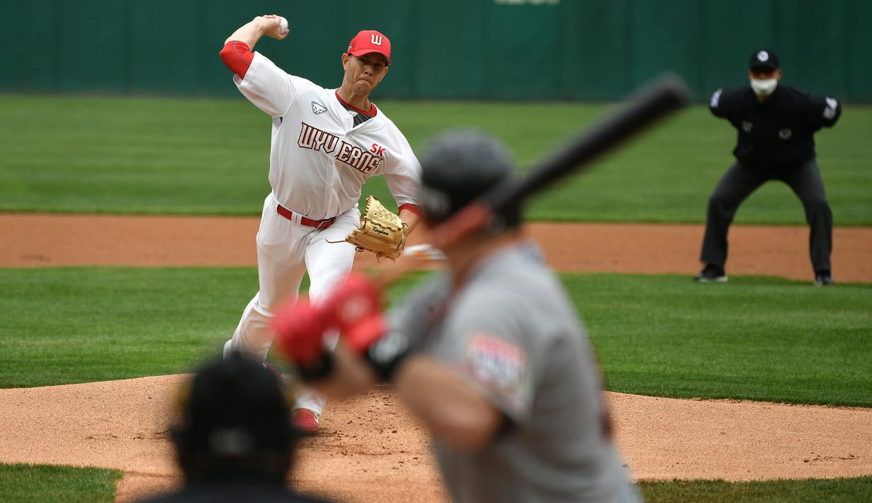 Pertandingan antara Hanwha Eagles melawan SK Wyverns ini digelar di Stadion Bisbol Suwon, Korea Selatan, Kamis (5/5/2020). Korea Selatan kembali gelar kompetisi baseball KBO League 2020 dengan sistem pertandingan tanpa penonton di tengah pandemi COVID-19. (AFP/Jung Yeon-je)