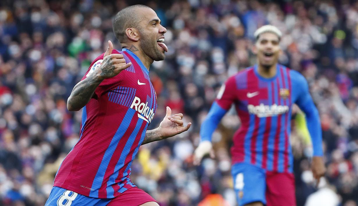 Kemenangan 4-2 Barcelona atas Atletico Madrid di laga lanjutan Liga Spanyol tak lepas dari peran vital bek sayap asal Brasil mereka, Dani Alves yang telah menyumbang satu gol dan satu assist. Selain dirinya, berikut 5 pemain yang tampil mengagumkan pada laga tersebut. (AP/Joan Monfort)