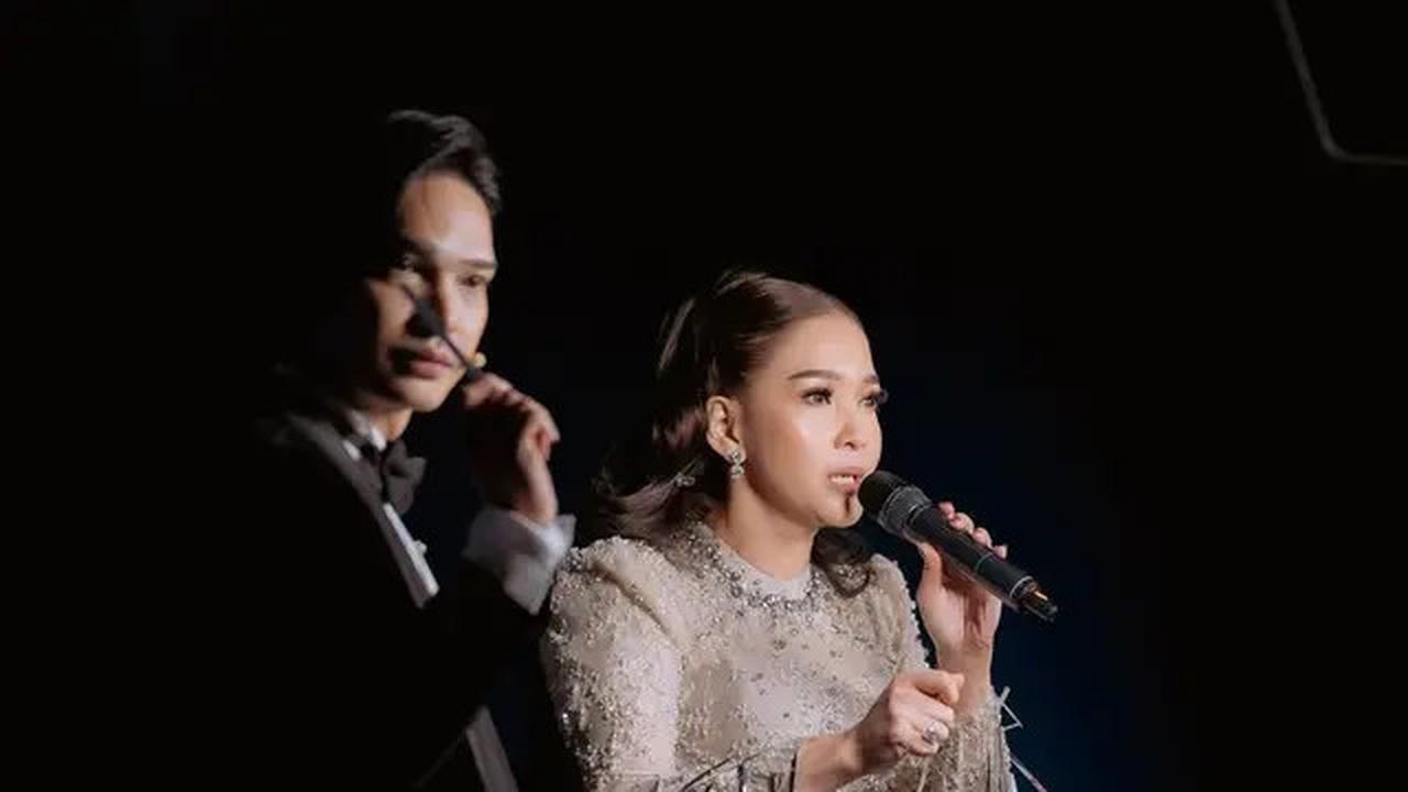 7 Gaya Maia Estianty Terbaru Ini Dipuji Makin Cantik, Elegan dengan Gaun Payet dan Anting Berlian