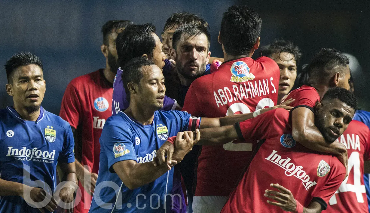 Gelandang Bali United, Yabes Roni, dikejar kapten Persib Bandung, Atep, saat laga uji coba di Stadion GBLA Bandung, Jawa Barat, Sabtu (8/4/2017). Yabes Roni dikejar karena menendang bola ke arah Michael Essien. (Bola.com/Vitalis Yogi Trisna)