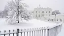 Salju turun di Gedung Putih, Washington, saat badai musim dingin bertiup ke wilayah Atlantik Tengah pada Senin (3/1/2022). Hujan salju lebat disertai angin kencang mengguyur wilayah tenggara dan tengah Amerika Serikat. (AP Photo/Andrew Harnik)
