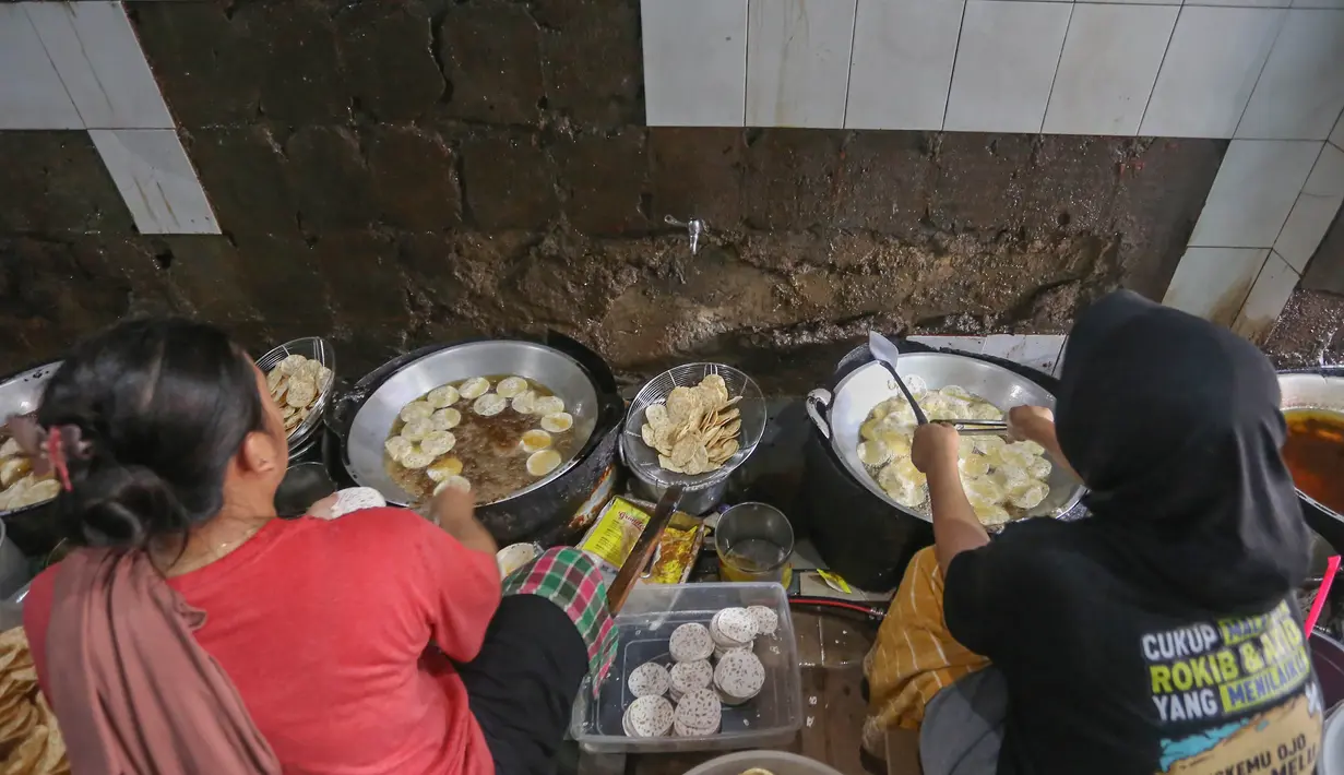 Selain memenuhi permintaan dalam negeri, produk keripik tempe dari sentra pengrajin Keramat Pela juga dipasarkan ke Malaysia, Thailand, Arab Saudi, hingga Dubai. Tampak dalam foto, pekerja menyelesaikan pembuatan keripik tempe di rumah usaha Keripik Tempe Mama Tina, Kebayoran Baru, Jakarta Selatan, Kamis (7/5/2026). (merdeka.com/Arie Basuki)