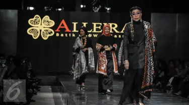 Tiga perempuan tampil dalam busana Alleira Annual Fashion Show 2016 di Jakarta, Kamis (6/10). Kurang lebih sebanyak 75  batik milik Alleira di tampilkan dalam pagelaran Annual Show bertema "Yavadvipa". (Liputan6.com/Faizal Fanani)