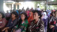 Para wanita di Kulon Progo antusias mengikuti penyuluhan dan tes IVA untuk cegah kanker serviks. 
