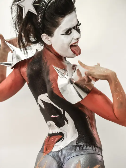 Seorang model menunjukkan tubuhnya yang telah dilukis selama pameran body painting, Santiago (24/11/2015). Lebih dari 100 desain yang terinspirasi oleh ikon musik, dipamerkan dalam pameran tersebut (AFP Photo/Martin Bernetti)