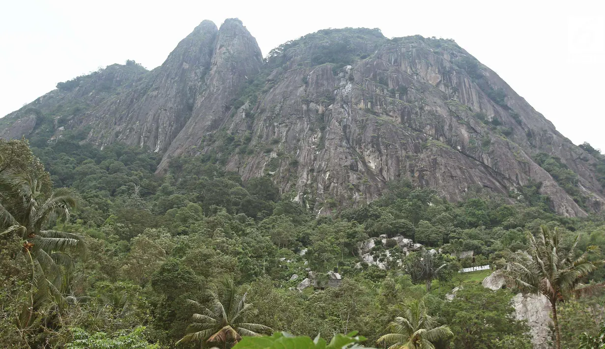 Suasana tempat wisata Gunung Parang di Kabupaten Purwakarta, Jawa Barat, Minggu (17/12). Tempat wisata alam ini menawarkan sensasi petualangan dan memacu andrenalin. (Liputan6.com/Herman Zakharia)