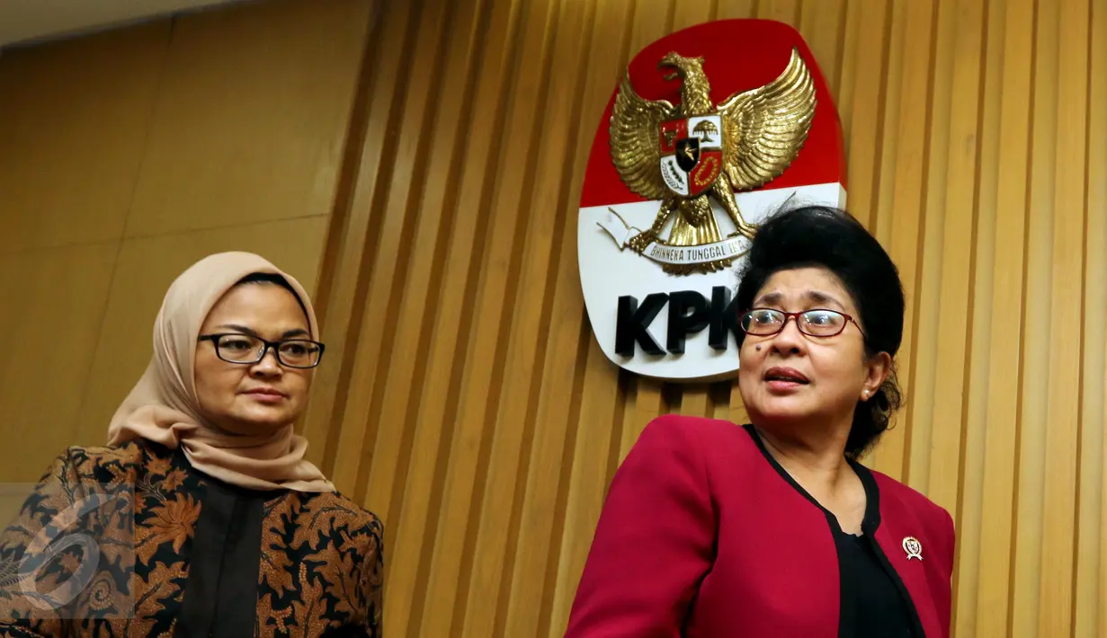 Menteri Kesehatan Nila Moelok (kanan) dan Pimpinan BPOM, Penny Lukito usai memberikan keterangan terkait penerapan tentang obat E-Katalog di KPK, Jakarta, Rabu (19/10). (Liputan6.com/Helmi Afandi)
