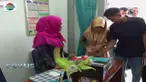 Setelah dites urine, kedua pasangan calon pengantin kemudian diberi suntikan tetanus toxoid serta mendapat bimbingan petugas KUA.