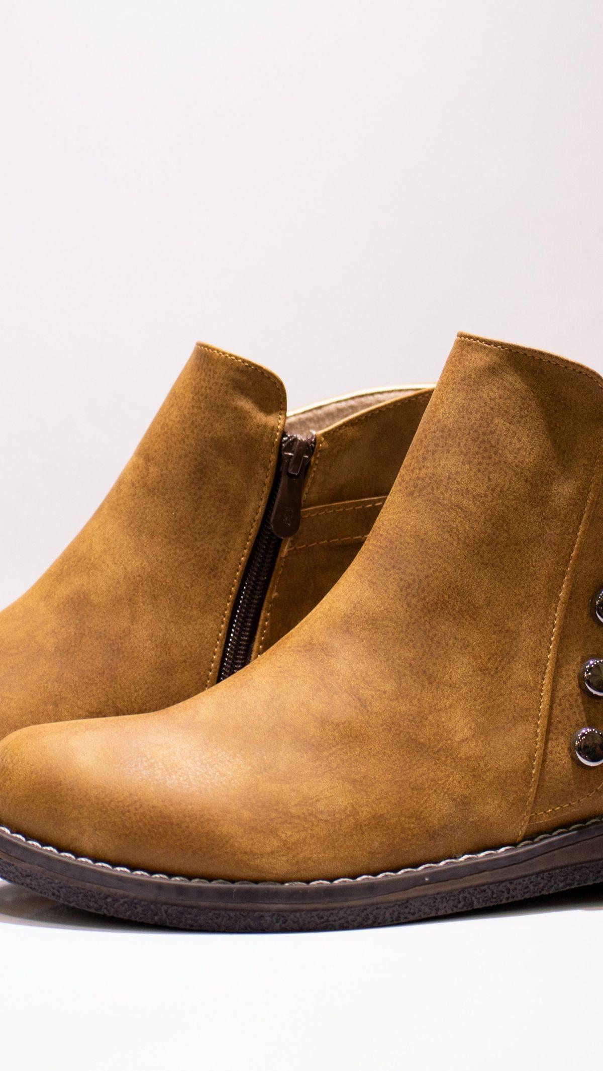 <b>Sepatu dengan Warna Coklat</b>