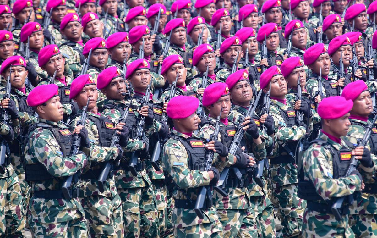 FOTO: Ribuan Warga Padati Monas Saksikan Kemegahan Parade HUT ke-80 TNI