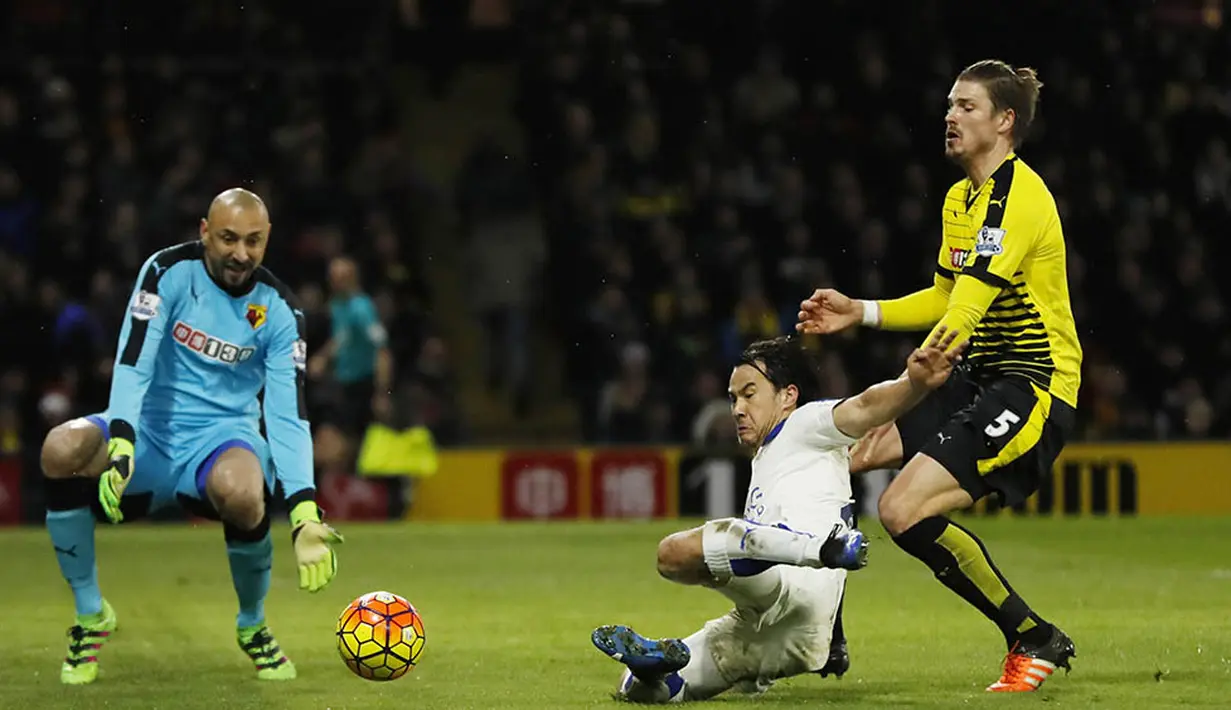 8. Penyerang Leicester, Shinji Okazaki, berusaha membobol gawang Watford pada laga Liga Premier Inggris di Stadion Vicarage Road, Sabtu (5/3/2016). Watford takluk 0-1 dari Leicester. (Reuters/John Sibley)