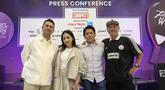 Pasangan selebritas Raffi Ahmad dan Nagita Slavina, Ariel Noah dan Gading Marten (dari kiri ke kanan) berfoto bersama usai memberi keterangan terkait gelaran ajang olahraga Padel terbesar bertajuk Padel Wars Presented by Simpati di Jakarta, Senin (10/11/2025). Raffi Ahmad dan Nagita Slavina melalui RANS Entertainment kembali menghadirkan event sportainment di pengujung tahun dalam tajuk "Padel Wars Presented by Simpati."  (KapanLagi.com/Budy Santoso)