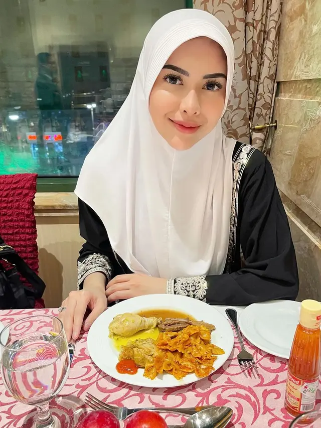 Rica Andriani Umrah Bareng Suami