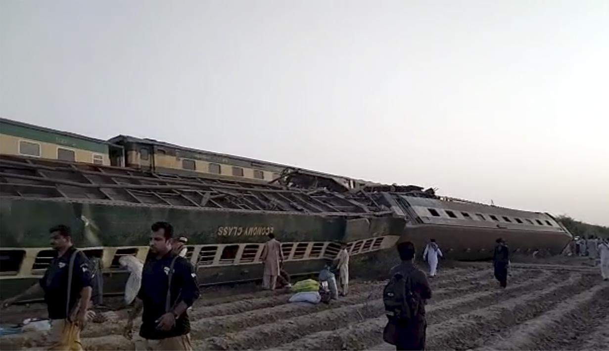 Gambar dari video ini, menunjukkan kereta setelah tabrakan di Ghotki, Pakistan, Senin (7/6/2021). Dua kereta ekspres bertabrakan di Pakistan selatan Senin pagi. (AP Photo)