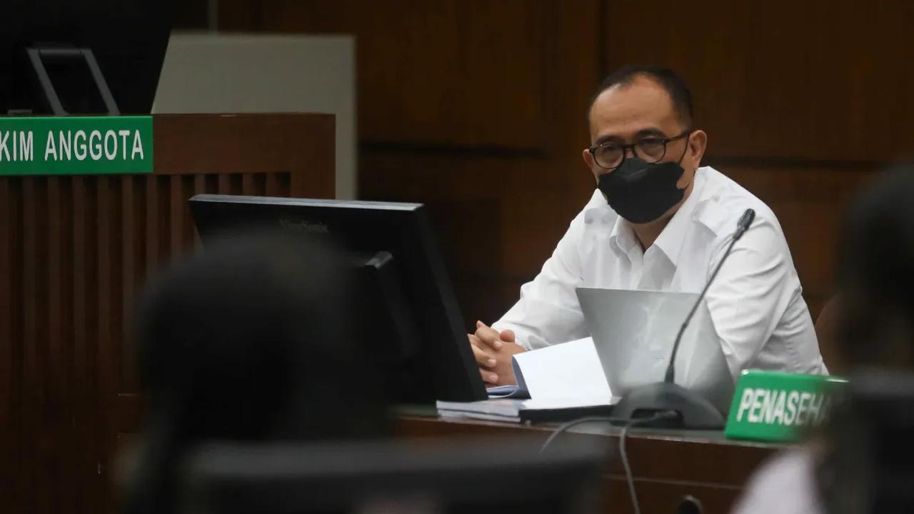 Terdakwa kasus gratifikasi dan tindak pidana pencucian uang (TPPU) Rafael Alun Trisambodo saat mengikuti sidang lanjutan di Pengadilan Tipikor, Jakarta, Rabu (8/11/2023).