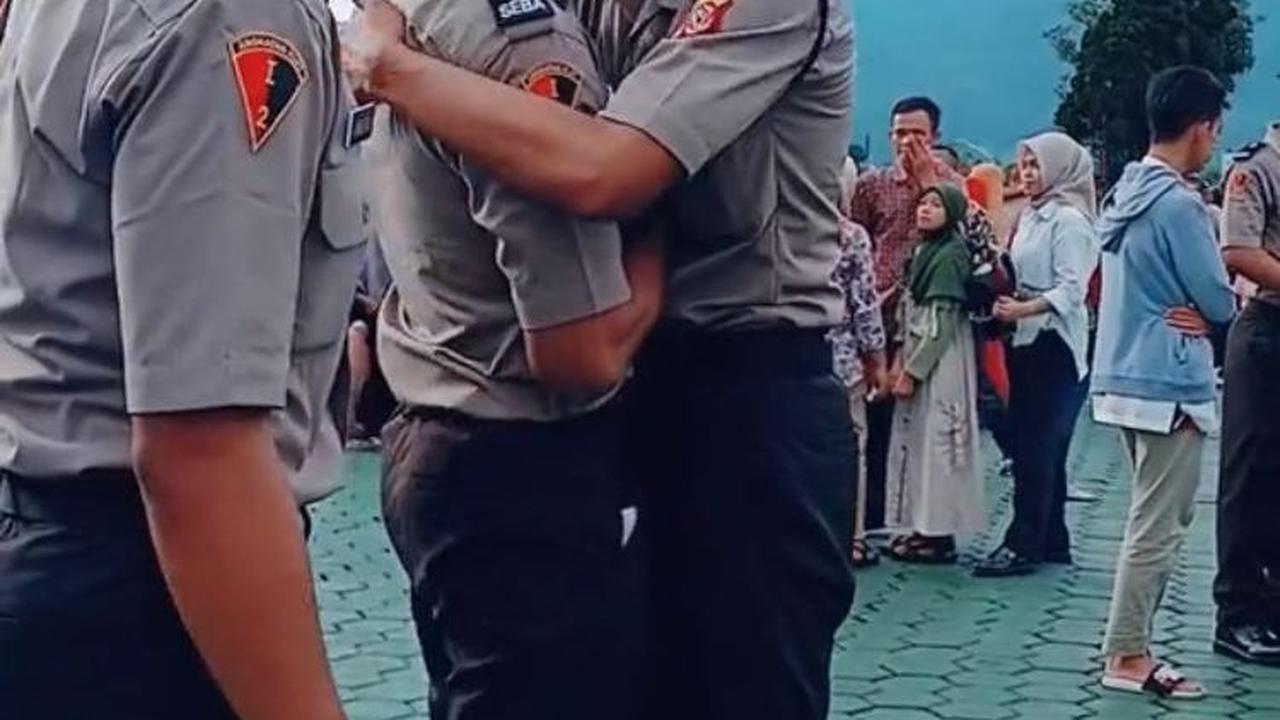 Tak lama, beberapa temannya menghampiri dan memeluknya agar tetap kuat meski keluarganya tak hadir.