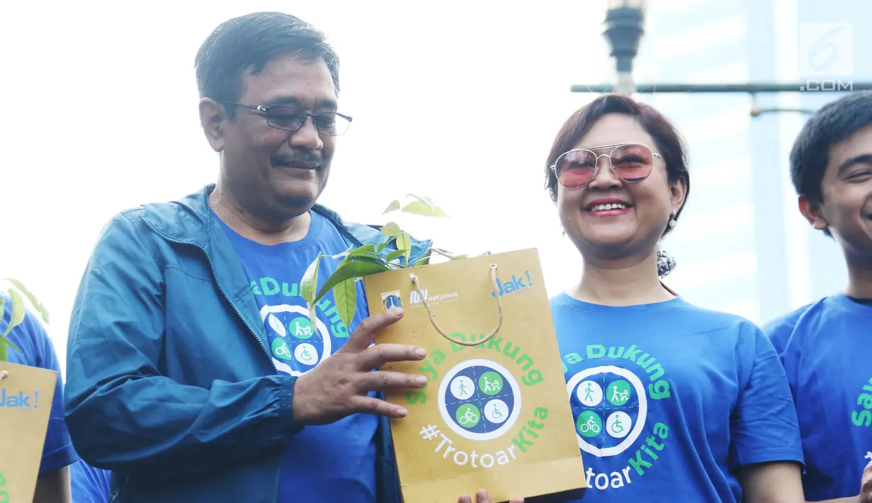 Gubernur DKI Jakarta Djarot Saiful Hidayat dalam acara pencanangan program #TrotoarKita di area car free day Bundaran HI, Minggu (8/10). Program itu akan difokuskan di sepanjang Jalan Jenderal Sudirman sampai Jalan MH Thamrin. (Liputan6.com/Angga Yuniar)