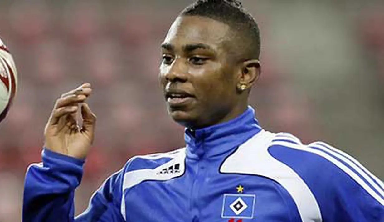 Aksi winger Hamburg Eljero Elia dengan bola saat mengikuti sesi latihan di Eindhoven, 24 Februari 2010 jelang laga Europa League melawan PSV Eindhoven. AFP PHOTO / ANP ED OUDENAARDEN