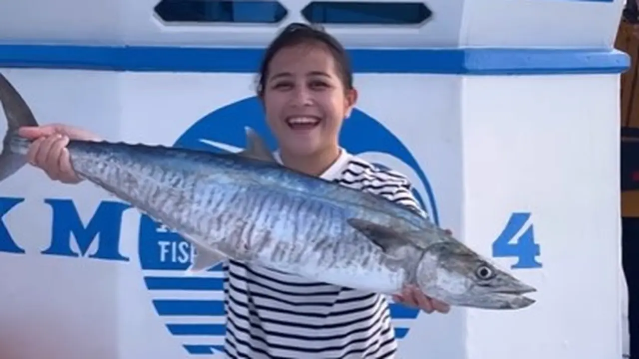 Prilly Latuconsina mancing ikan (Instagram/prillylatuconsina96)
