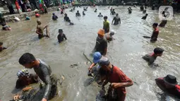 Acara Ngubek Empang merupakan tradisi yang dilakukan oleh orang tua terdahulu tiga atau empat hari sebelum Lebaran. Ikan yang didapat tak lain untuk menu di Hari Lebaran. (merdeka.com/Arie Basuki)