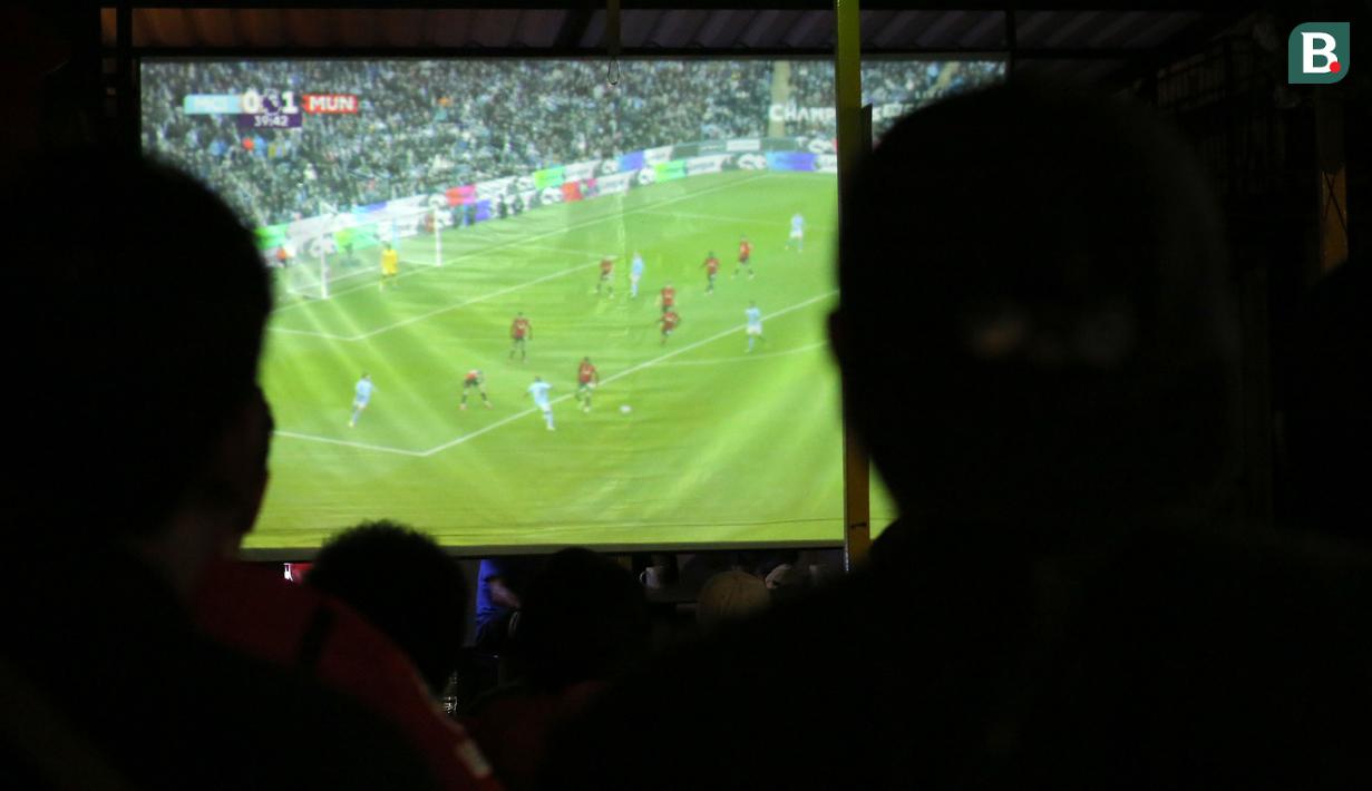 Tayangan layar pertandingan Manchester City melawan Manchester United saat Roaring Night Liga Inggris di Picth 98, Kemang, Jakarta, Minggu (03/03/2024) malam WIB. (Bola.com/Abdul Aziz)