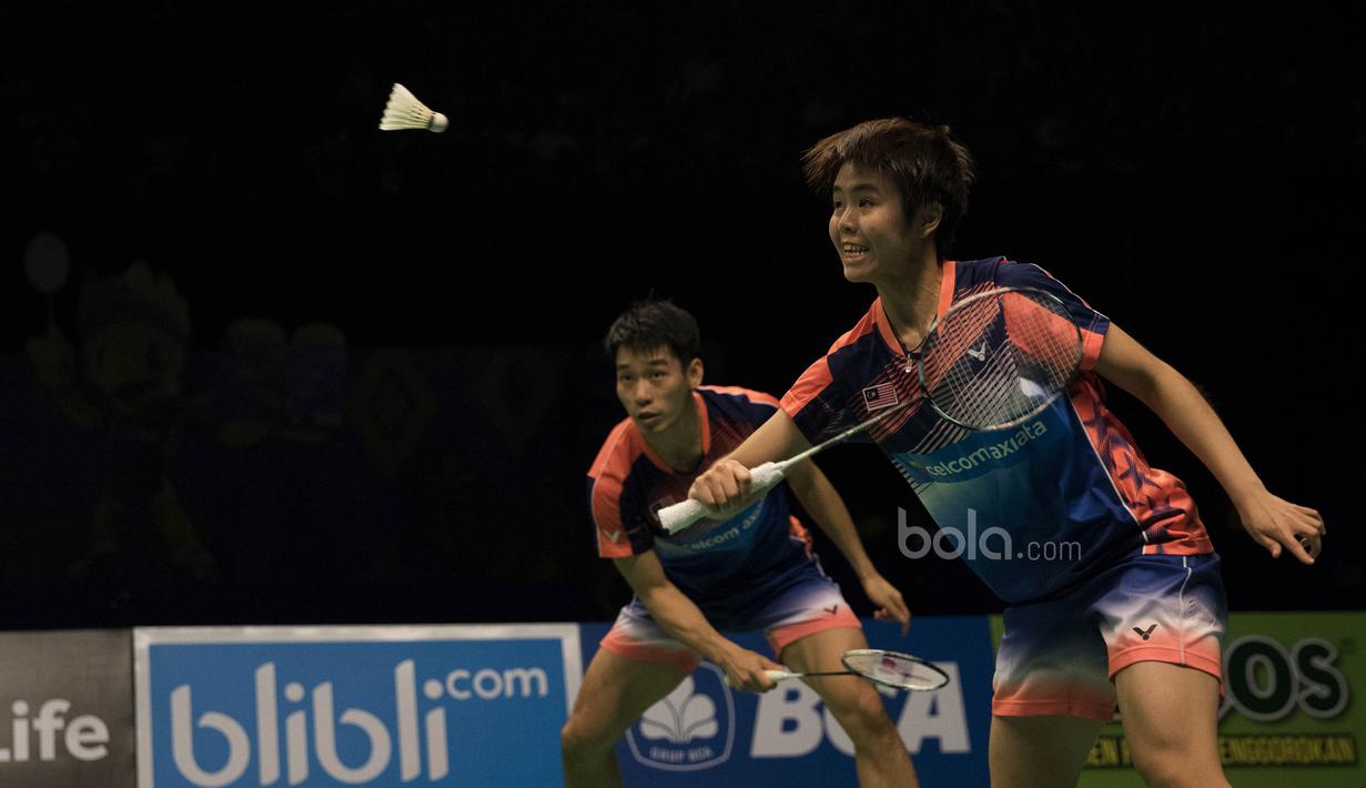 Pasangan Malaysia, Chan Peng Soon/Peck Yen Wei, sejak awal kesulitan mengimbangi permainan Tontowi Ahmad/Liliyana Natsir. (Bola.com/Vitalis Yogi Trisna)