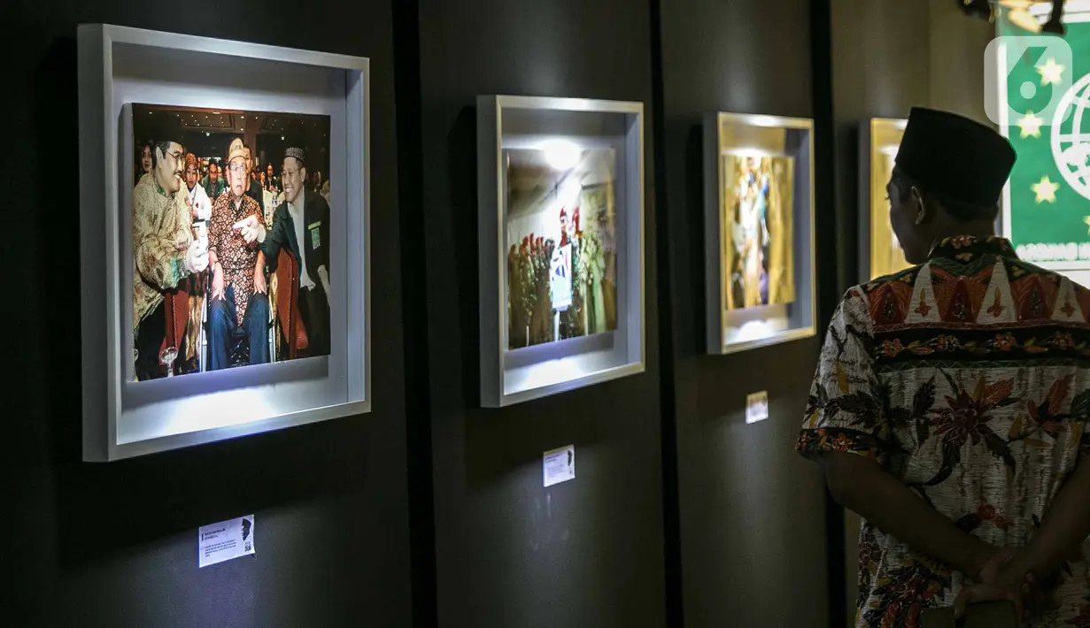 Pengunjung melihat-lihat foto pada pameran Satu Dekade Haul Presiden ke IV Republik Indonesia KH Abdurrahman Wahid atau Gus Dur di Kantor DPP PKB, Jakarta, Rabu (15/1/2020). Pameran sekaligus lomba foto ini diikuti oleh puluhan fotografer dari seluruh Indonesia. (Liputan6.com/Faizal Fanani)