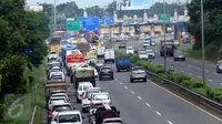 Sejumlah kendaraan terjebak kemacetan di ruas Tol BSD JORR, Tangerang Selatan, Senin (16/5). Kemacetan parah terjadi menyusul robohnya jembatan penyeberangan orang (JPO) di ruas Tol BSD JORR karena dihajar truk trailer. (Liputan6.com/Fery Pradolo)