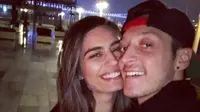 Mesut Ozil dan istrinya Amine Gulse. (Instagram)