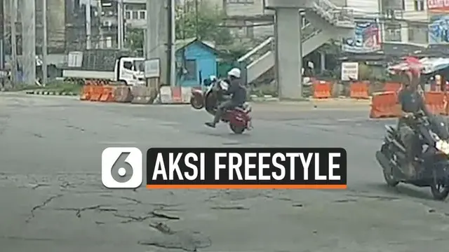 Seorang pengendara motor kehilangan kendali saat menunjukkan aksi freestyle di tengah jalan. Ia terjatuh di hadapan pengendara lainnya. Peristiwa ini terjadi di Bangkok, Thailand.