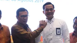 Direktur Utama BNI Achmad Baiquni memberikan selamat kepada Direktur Keuangan BNI Ario Bimo usai terpilih dalam RUPSLB, Jakarta, Jumat (30/8/2019). Rapat membahas perubahan susunan pengurus persereoan dengan menyetujui pengangkatan Ario Bimo sebagai Direktur Keuangan BNI. (Liputan6.com/Angga Yuniar)