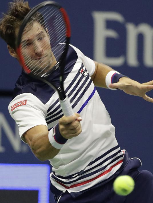 Aksi Dusan Lajovic saat melawan Rafael Nadal pada babak pertama Tenis AS Terbuka 2017 di Arthur Ashe Stadium, New York,  (29/8/2017). Nadal menang 8-6, 6-2, 6-2. (AP/Frank Franklin II)