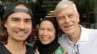 Ashraf Sinclair bersama kedua orangtuanya. (dok. Instagram @dida_sinclair/https://www.instagram.com/p/BTB3gGWDujO/Putu Elmira)