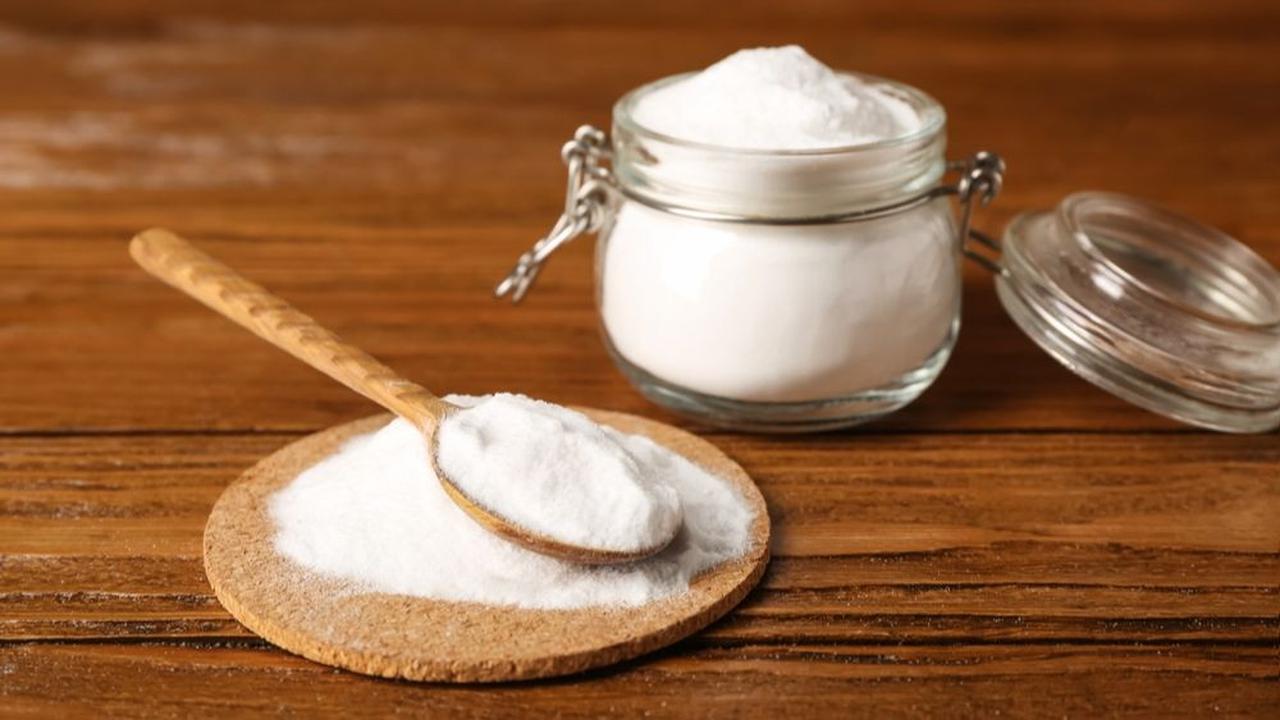 2. Baking Soda untuk Noda Membandel<br>