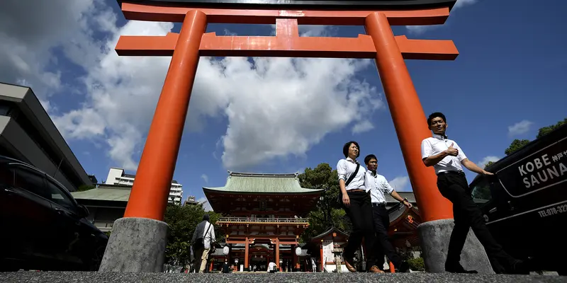 Menikmati Suasana Kuil Tertua di Jepang