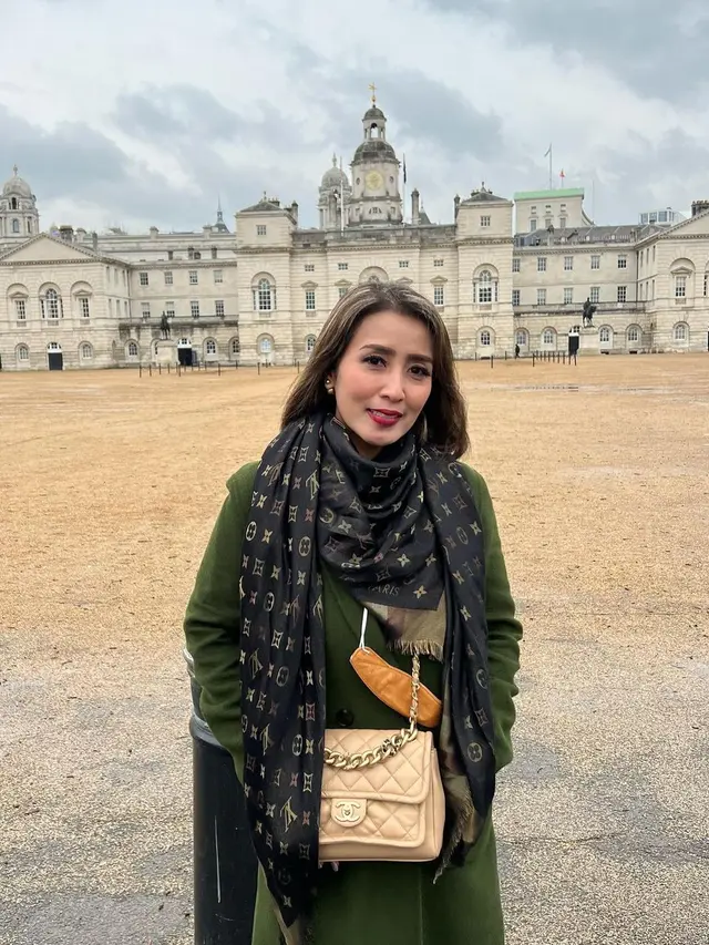 Jarang Terseorot, Ini 7 Potret Sendy Istri Dede Yusuf yang Punya Gaya Sosialita