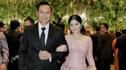 Di beberapa perhelatan, Annisa Pohan selalu setia menemani sang suami, Agus Harimurti Yudhoyono. Tak ketinggalan ia juga kerap menggunakan kebaya minimalis yang tampak menawan. (Liputan6.com/IG/annisayudhoyono)