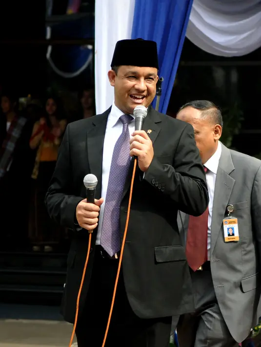Mendikbud, Anies Baswedan berpidato saat upacara Hari Pendidikan Nasional di Kemendikbud, Jakarta, Sabtu (2/5/2015). Anies meminta Hardiknas dijadikan momentum merefleksikan gagasan tokoh pendidikan nasional Ki Hajar Dewantara. (Liputan6.com/Johan Tallo)