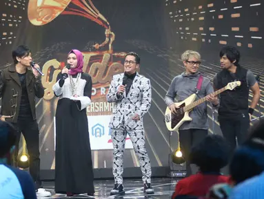 Grup band GIGI saat menjadi bintang tamu spesial dalam program Golden Memories Indosiar bersama Bank BTN di Studio 1 Indosiar, Daan Mogot, Jakarta, Sabtu (03/12). (Liputan6.com/Immanuel Antonius)