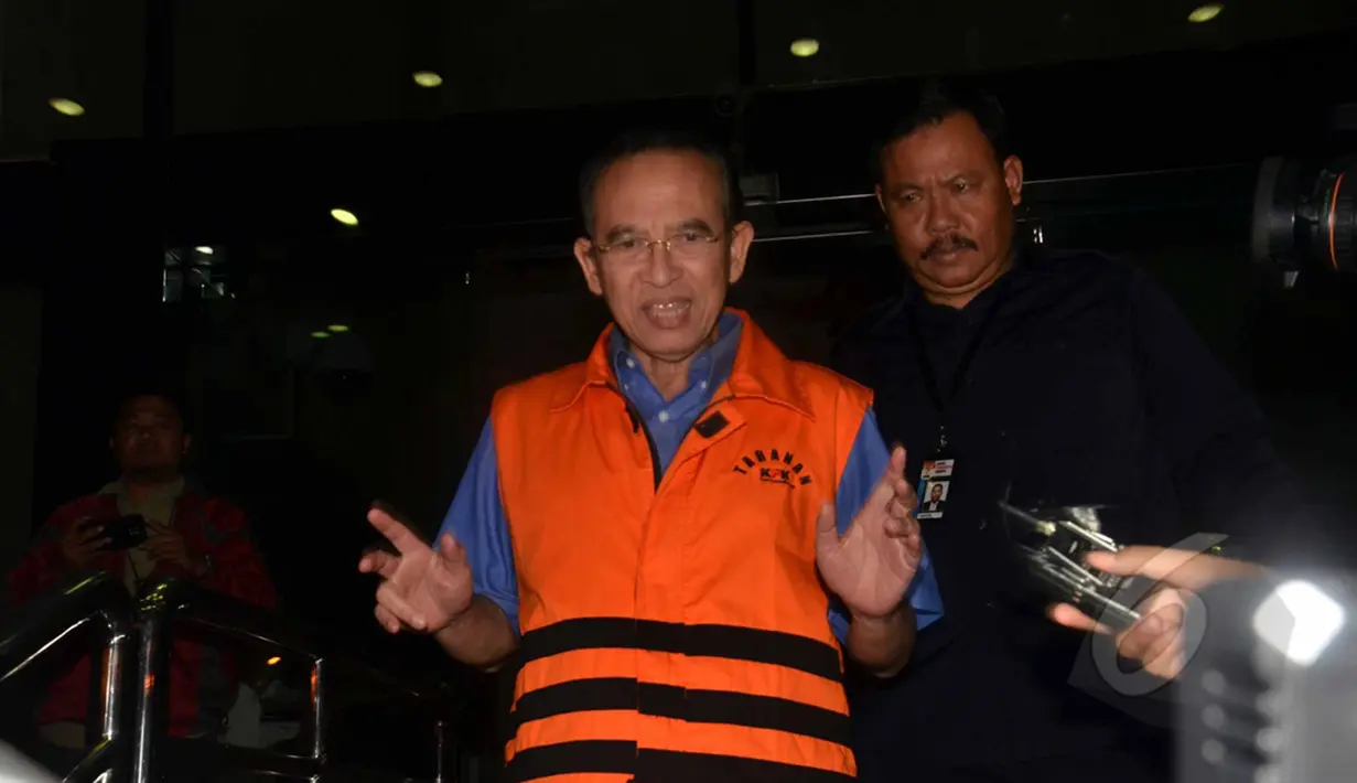Mantan Menag Suryadharma Ali berjalan keluar Gedung KPK seusai menjalani pemeriksaan, Jakarta, Selasa (28/4/2015). SDA diperiksa sebagai tersangka dalam kasus dugaan korupsi penyelenggaraan haji di Kementerian Agama. (Liputan6.com/Helmi Afandi)