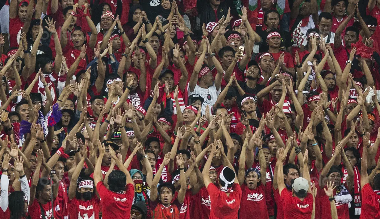 Suporter Timnas Indonesia membuat koreografi saat melawan Filipina pada laga SEA Games di Stadion Shah Alam, Selangor, Kamis (17/8/2017). Indonesia menang 3-0 atas Filipina.(Bola.com/Vitalis Yogi Trisna)